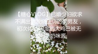 饥渴的成熟美女，爽完后躺在床上给她老公发消息，我偷偷掰开的淫穴 录下来被她发现了，'卧槽 拍我呀‘！