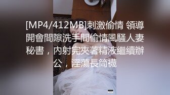 游乐场女厕全景偷窥多位半蹲着尿的美女各种美鲍轮番呈现 (3)