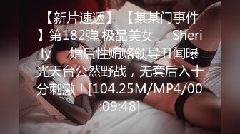 漂亮制服美女3P 身材娇小 同时伺候三根肉棒 嘴叼逼插 被无套输出 非常享受舒坦