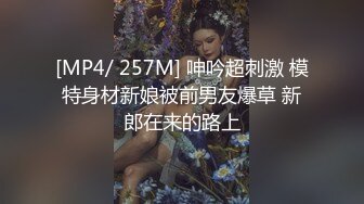 纯情美少女，带眼镜的小骚货黑丝袜，淫语不断，自慰插穴，表情很骚