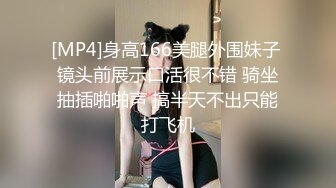 商城自动梯抄底几个少妇 丸子头美女气质真好 没想到还是蕾丝骚丁 貌似吃完饭跟客户再握手告别