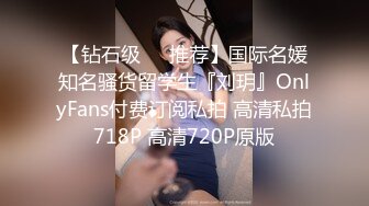 商场女厕全景偷拍一起来嘘嘘的姐妹花轮流来献B