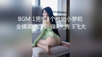 商场女厕全景偷拍穿着连体衣的美女是怎么尿尿的