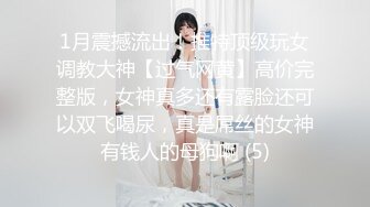 漂亮美女 在厨房准备晚餐 被洋大吊男友上来就开车 无套输出 内射一粉穴精液 小嘴要先吃饱