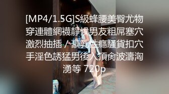 这个粉嫩嫩小美女真是会玩啊 脱光光躺在酒店的床上 尽力张开笔直大长腿逼穴清晰诱人 玩弄抠搓满意操穴