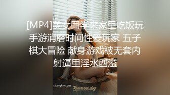 《魔手外购极品厕拍》商业城女厕偸拍多位少女少妇熟女方便，后位先拍脸再拍大白屁股，微胖小妹尿量惊人看得出来憋好久了 (11)