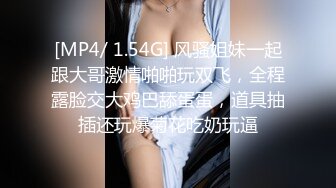 两个大老黑伺候一个中年熟女，口交两个大鸡巴真骚，被两黑鬼轮草抽插，干了骚逼干菊花，各种体位蹂躏爆草