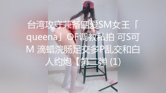 偷窥家庭摄像头，为了照看婴儿，浴室边上买了个泳缸，妈妈边搓澡搓背搓奶奶边跟婴儿说话，很有爱的妈妈哦！