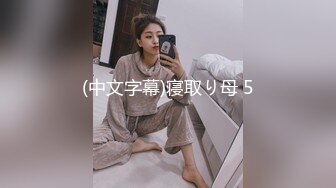 挂着电子烟的jk美女！白窄内一半夹进屁股！