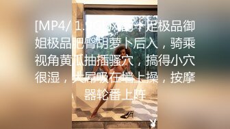 一字马女神把玩自己的小穴