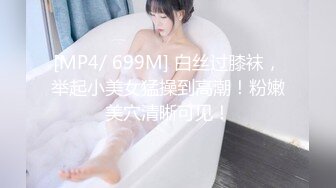 [MP4/ 632M] 外卖小哥出击直播 偶遇粉丝一起3P熟女姐姐 粉丝在一旁打飞机 大屌饥渴难耐