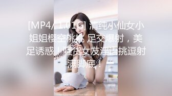 真实母子乱伦，好色母亲耐不住寂寞拉着儿子火车厕所疯狂输出，淫语对白2