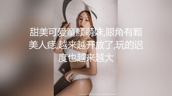 图书室学习的女孩,看她从包里拿了一包纸巾出来,我就知道她要去厕所了,赶忙尾随拍她逼