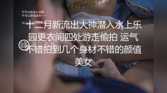 黑客破解家庭网络摄像头监控偷拍眼镜少妇洗完澡和丈夫在客厅沙发上啪啪刚干完女儿就从外面回来吃西瓜了