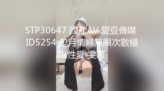 【外表清纯大学生眼镜妹】一身黑衣开档黑丝，翘起顶级美臀特写，拿出水晶假屌超大，骑乘抽插无毛骚逼，逼洞多被撑大了