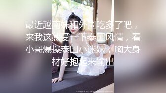 高颜值鸭舌帽妹子道具香蕉振动棒自慰，开裆黑丝手指扣入出水振动棒抽插呻吟!