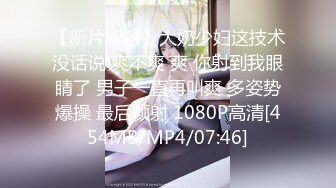 穿着学校泳衣的巨乳妹在室外乳液池里训练她粘滑闪亮的屁股！即使他以狗狗式的姿势射精后，他仍然不断地射进