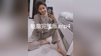 【OnlyFans】逃亡JJ爱KK，狂干群P，大型淫乱场面，两人真实夫妻，女的身材超级棒，群p的场面太过震撼 30