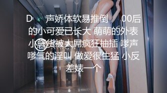 4p射在女的屁股上，另一个女的吃了