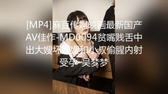 两个性感白衣妹子玩得不亦乐乎