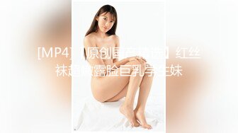 无毛白虎极品美穴18萌妹，项圈链子透视情趣装，凹凸玻璃棒猛插穴，搞得小逼很湿，卫生间地上自摸，高潮喷尿太骚了