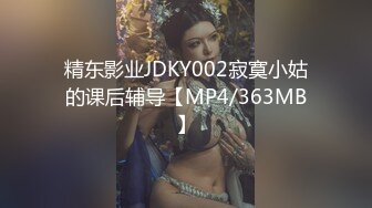 颜值不错的极品妞，两个姐妹花全程露脸发骚，听指挥互动揉奶玩逼