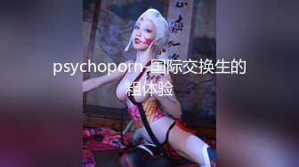 牛仔短裙靓妹低着头深沉的玩手机 蜜穴失守