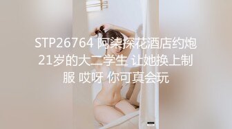 少女用扩阴器展示自己的阴道和宫颈