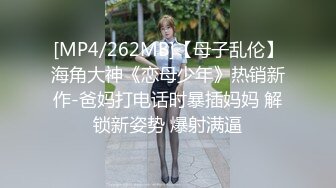 一边口交一边用章鱼鸡巴玩具自慰，制服和白丝当然是最配的啦 