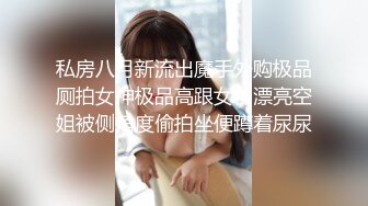 家庭摄像头破解TP猥琐四眼大叔看媳妇换衣服受不了上前握着一对奶子揉夜视拍夫妻激情过夫妻生活内射