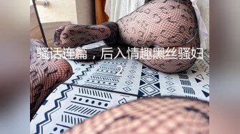 皮带捆绑调教母狗口含假鸡巴