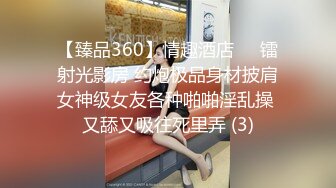 KTV女厕偷拍 长发高跟美女在B里面找什么呢 那么仔细