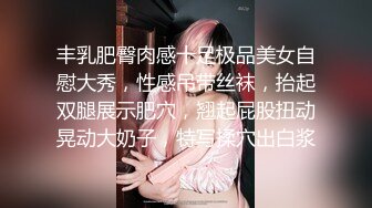 商城跟随抄底跟老公出来大采购的漂亮少妇 草莓花纹长裙 豹纹内内 有点反差