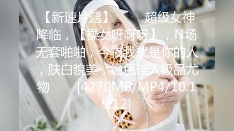 牛仔高跟性感OL美女 尿急还要排长队，前面好心人让给她先上，尿上终于舒了一口气，那神情乖啦！