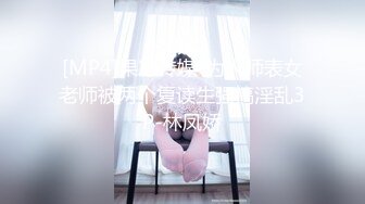 商场白色隔板全景后拍多位美女尿尿1 (3)