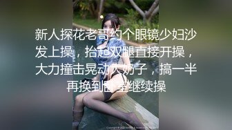 【新片速遞】熟女妈妈 带朋友3P妈妈 被小伙一刻不停的抽插 紧紧抱着小伙子都不舍得撒手 最后内射 [133MB/MP4/01:50]