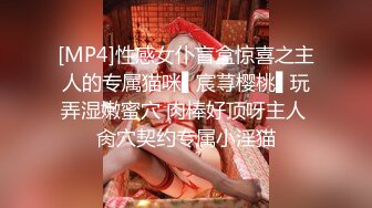 妖艳红唇网红美女！近期下海小秀一波！掏出奶子柔软，脱下内裤掰穴，水嫩多汁粉嫩，圆润大肥臀