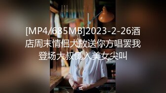 《换妻探花》单男约操小夫妻3P，过来先吃点东西再开操，透视装双屌一起舔，前后夹击爆操