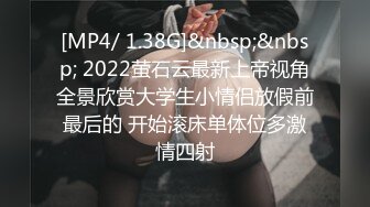 偷窥对面喜欢光着屁屁在屋里走动的美少妇