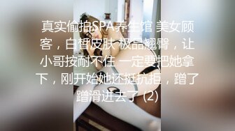 年轻情侣，萝莉女友无时不刻想着做爱，摸着男友的鸡巴就想要，主动骑乘摇起来！