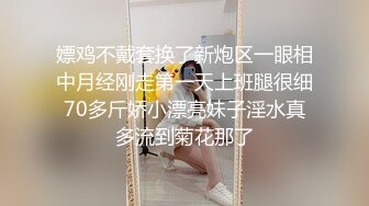 熟女二姨帶小侄女壹起和老情人啪啪，稚嫩臉龐，生疏的配合，二姨在邊上指導