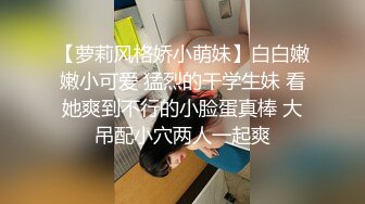 在外面就忍不住的小女友，蹲下来直接给我含住了