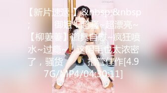 《极品CP魔手外购》国内某潮牌服装城大神藏匿女厕隔间板缝中连续偸拍一大批时尚漂亮小姐姐方便 还拍露脸全身非常大胆 (7)