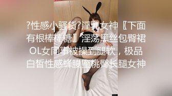 大型商场跟踪抄底没穿内裤的短裙美女男的还时不时的把手伸进去摸一下