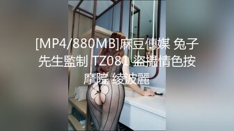 [MP4/ 350M]&nbsp;&nbsp; 肤白貌美姐妹花一起伺候大哥，给大哥舔乳头吃鸡巴，激情上位无套抽插大哥玩两女的骚操作不断