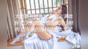 商场女厕全景偷拍牛仔裤,美女的极品微毛小粉鲍