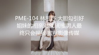 把摄像头藏在鞋子上站在试衣间门缝旁偷拍妹子换衣服