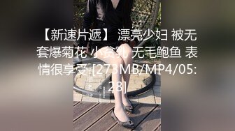 【公司厕所偷情】美女下属脱了文胸让领导玩奶，一边给领导吹箫一边打飞机