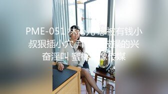 加藤鹰之手骚逼躺床上让小哥抠逼玩弄，道具抽插揉奶玩逼抠的骚穴高潮不断，浪叫不止，口交大鸡巴