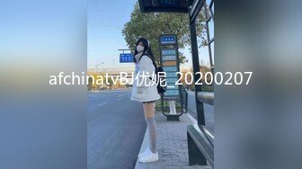 这骚男的周末过的很性福啊让人羡慕嫉妒恨 女友和闺蜜三人坐沙发上不时抠逼揉奶最后啪啪双飞娇吟销魂